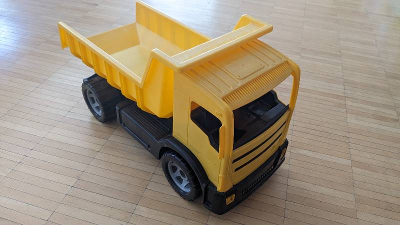 Camion de chantier jaune