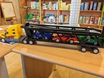Camion remorque avec voitures
